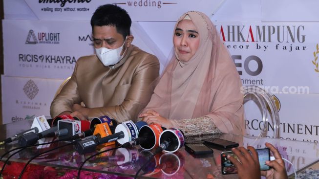 Oki Setiana Dewi didampingi suami, Ory Vitrio menggelar jumpa pers dengan awak media terkait pernikahan Ria Ricis dan Teuku Ryan di Kawasan Pondok Indah, Jakarta Selatan, Jumat (12/11/2021). [Suara.com/Alfian Winanto]