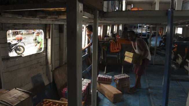 Anak buah kapal mengangkut logistik ke dalam kapal di Pelabuhan Kali Adem, Jakarta, Jumat (12/11/2021). [ANTARA FOTO/Indrianto Eko Suwarso]