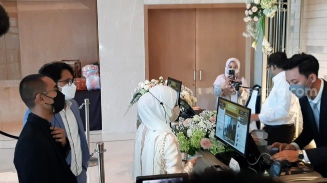 Berpapasan dengan Eks Istri Ayus di Pernikahan Ria Ricis, Ini Reaksi Nissa Sabyan