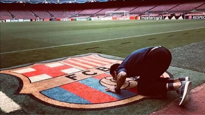 Dani Alves mencium lapangan di Camp Nou, Barcelona. [Instagram @danialves]