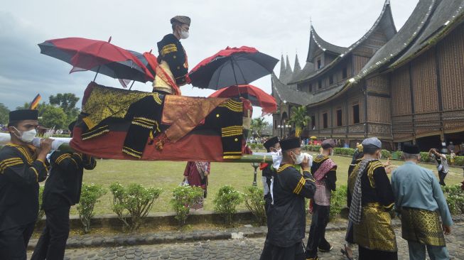 
Peserta menampilkan pawai prosesi "Mati Baghoghai", pada Festival Pesona Minangkabau di halaman Istano Basa Pagaruyung, Batusangkar, Kabupaten Tanah Datar, Sumatera Barat, Sabtu (13/11/2021). [ANTARA FOTO/Iggoy el Fitra]