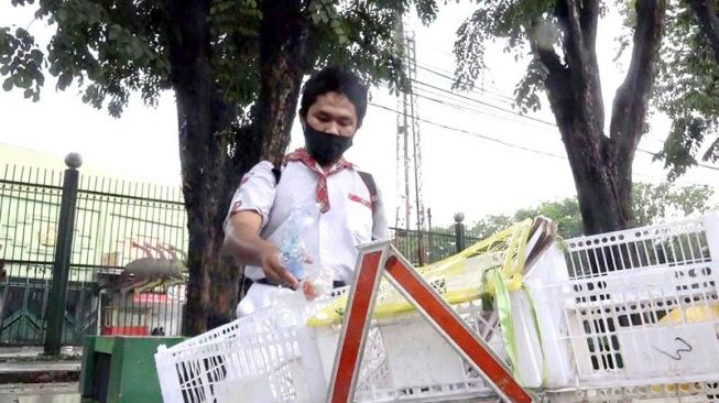 Siswa SMK di Sidoarjo Pungut Sampah Demi Biaya Sekolah