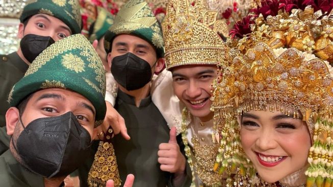 Gaya Artis di Akad Nikah Ria Ricis. [Instagram/@fadiljaidi]