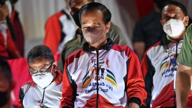 Presiden Joko Widodo meninggalkan tempat usai menutup secara resmi perhelatan Peparnas Papua di Stadion Mandala, Kota Jayapura, Papua, Sabtu (13/11/2021). Peparnas selanjutnya akan digelar di Aceh dan Sumatera Utara. ANTARA FOTO/Rivan Awal Lingga/wsj.