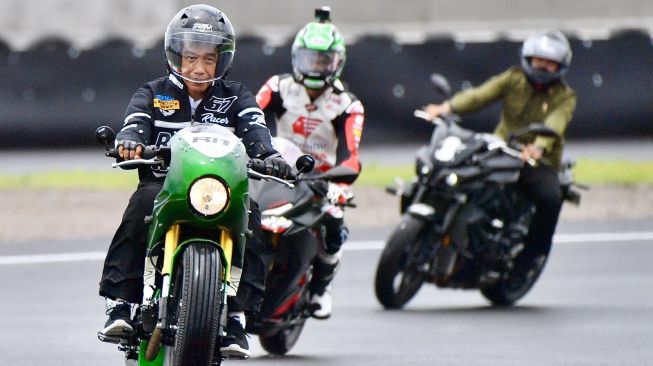 Presiden Joko Widodo mengendarai sepeda motor custom Kawasaki W175 saat mencoba lintasan Pertamina Mandalika International Street Circuit di KEK Mandalika, Praya, Lombok Tengah, NTB, Jumat (12/11/2021). [Antara/Setpres/Agus Suparto/Handout]