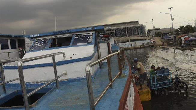 Pekerja memasukkan logistik ke dalam kapal di Pelabuhan Kali Adem, Jakarta, Jumat (12/11/2021). [ANTARA FOTO/Indrianto Eko Suwarso]