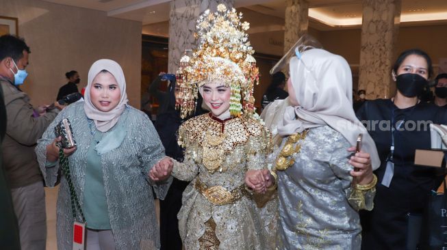 Ria Ricis saat ditemui di sela sela acara pernikahannya dengan Teuku Ryan di Kawasan Pondok Indah, Jakarta Selatan, Jumat (12/11/2021). [Suara.com/Alfian Winanto]