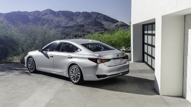 New Lexus ES hybrid GIIAS 2021 menggunakan teknologi Lexus Hybrid Drive dengan Lexus Electrified [Lexus Indonesia].