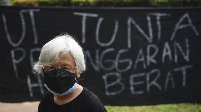 Ibunda korban tragedi semanggi I BR Norma Irmawan, Maria Katarina Sumarsih menghadiri peringatan 23 tahun Tragedi Semanggi di Kampus Atma Jaya, Jakarta, Sabtu (13/11/2021). [ANTARA FOTO/Hafidz Mubarak A]