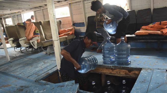 Anak buah kapal mengangkut logistik ke dalam kapal di Pelabuhan Kali Adem, Jakarta, Jumat (12/11/2021). [ANTARA FOTO/Indrianto Eko Suwarso]