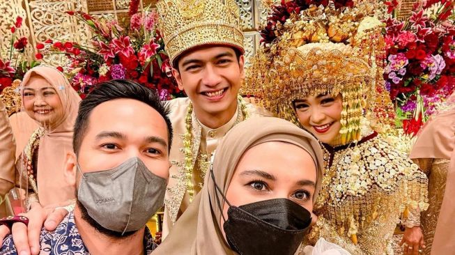 Gaya Artis di Akad Nikah Ria Ricis. [Instagram/@shireensungkar]