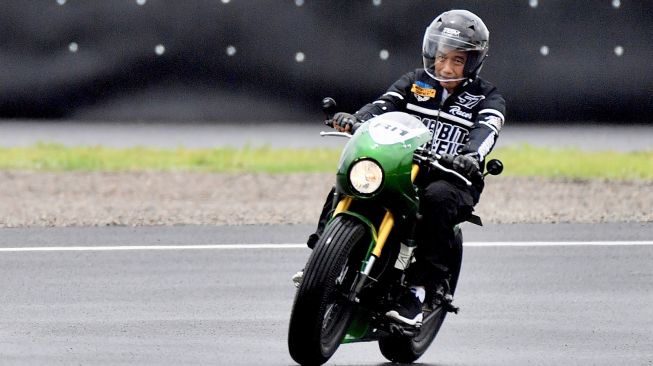 Presiden Joko Widodo mengendarai sepeda motor custom Kawasaki W175 saat mencoba lintasan Pertamina Mandalika International Street Circuit di KEK Mandalika, Praya, Lombok Tengah, NTB, Jumat (12/11/2021). [Antara/Setpres/Agus Suparto/Handout]