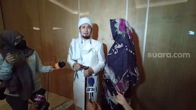 Jadi Pembimbing Haji, Ustaz Guntur Bumi Salut dengan Semangat Jamaah Indonesia Meski Cuacanya Esktrim