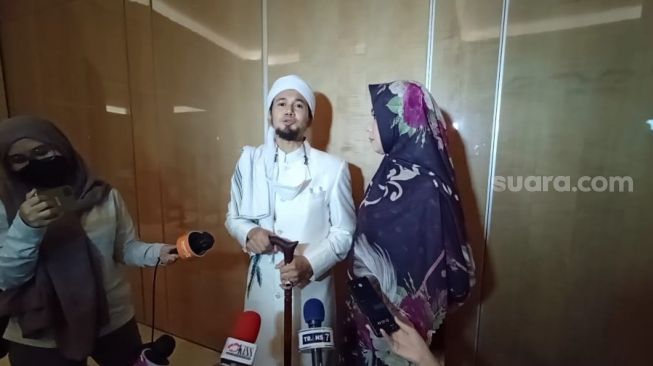 Pakai Tongkat saat Berjalan, Ustaz Guntur Bumi Bantah Sakit