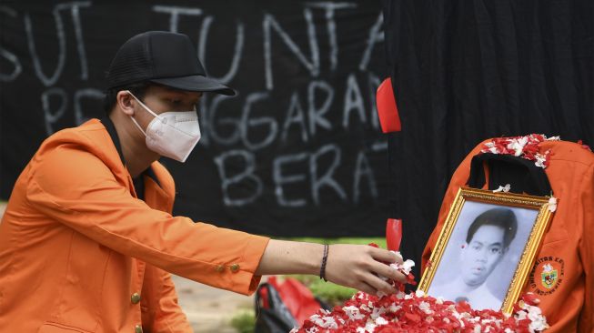 Mahasiswa Universitas Atma Jaya melakukan tabur bunga saat menggelar peringatan 23 tahun Tragedi Semanggi di Kampus Atma Jaya, Jakarta, Sabtu (13/11/2021). [ANTARA FOTO/Hafidz Mubarak A]