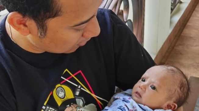 Denny Cagur Kumpul Keluarga, Ekspresi Bayinya Curi Perhatian