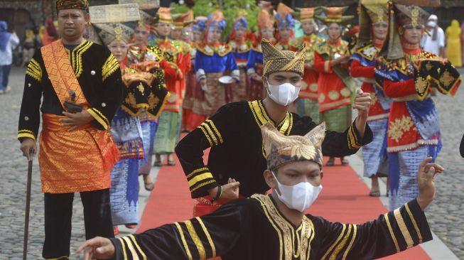 Peserta menampilkan tari Galombang pada Festival Pesona Minangkabau di halaman Istano Basa Pagaruyung, Batusangkar, Kabupaten Tanah Datar, Sumatera Barat, Sabtu (13/11/2021). [ANTARA FOTO/Iggoy el Fitra]