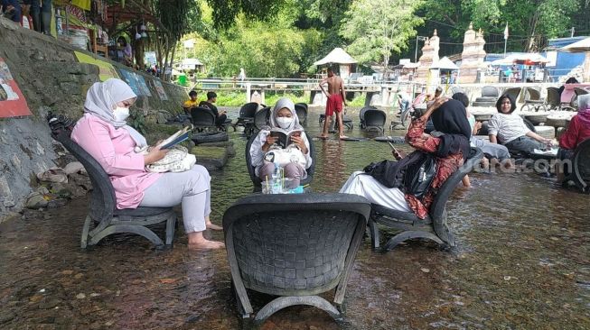 Wisatawan Rela Antre Demi Bisa Nongkrong dan Baca Buku di Tengah Sungai