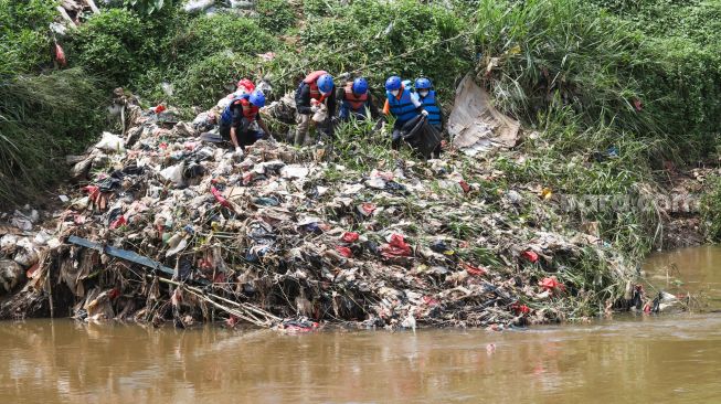 Suka Buang Sampah di Kali? Siap-Siap Kena OTT Drone Pemprov DKI, Denda Rp 500 Ribu