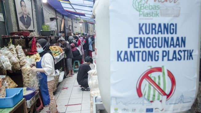 Pedagang menata jualannya di Pasar Cihapit, Bandung, Jawa Barat, Minggu (14/11/2021). ANTARA FOTO/Novrian Arbi