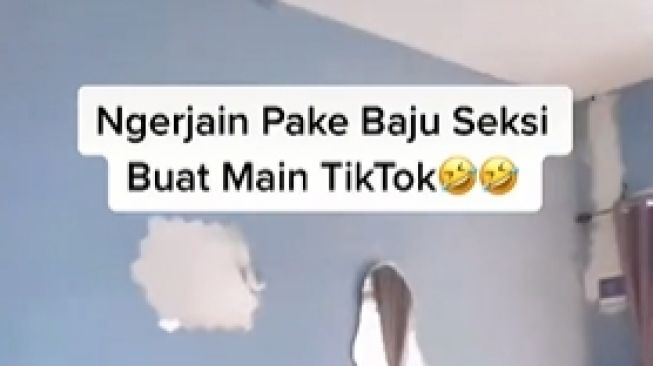 Viral Istri Sengaja Pakai 'Baju Dinas' Siang Bolong, Suami Auto Melotot