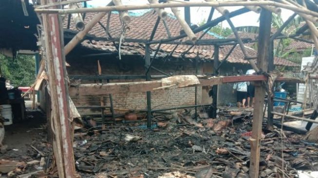 Waduh, Api Bakaran Sampah Samber Rumah Petani di Serang Hingga Ludes Terbakar