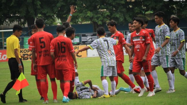 Kemenangan 2-0 Persekab Atas AFA Syailendra Diwarnai Baku Pukul Antar Pemain