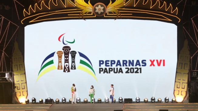 Mensos Risma Dampingi Presiden di Penutupan Peparnas XVI 2021