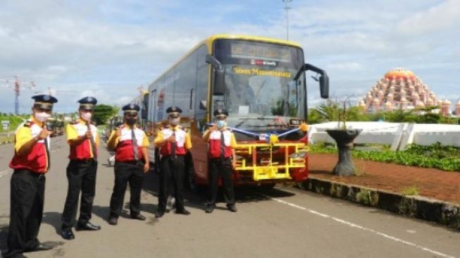 Pelaksana Tugas Gubernur Sulawesi Selatan Andi Sudirman Sulaiman bersama Direktur Jenderal Perhubungan Darat Kementerian Perhubungan Budi Setiyadi, meluncurkan layanan Teman Bus, Sabtu (13/11/2021) [SuaraSulsel.id/Istimewa]