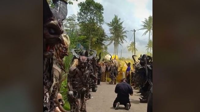 Unik Banget! Pengantin Pria Ini Malah Pakai Arak-Arakan Monster saat Menikah