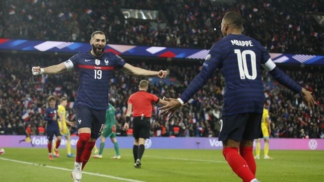 Penyerang tim nasional Prancis Karim Benzema (kiri) melakukan selebrasi bersama Kylian Mbappe seusai mencetak gol keduanya ke gawang Kazakhstan dalam lanjutan Grup D Kualifikasi Piala Dunia 2022 zona Eropa di Stadion Parc des Princes, Paris, Prancis, Sabtu (13/11/2021) waktu setempat. (ANTARA/REUTERS/Gonzalo Fuentes) 