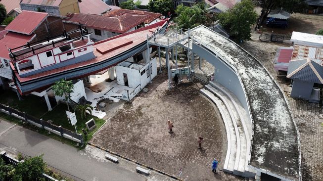 Pengunjung berada di kawasan objek wisata situs tsunami Kapal di Atas Rumah di Desa Lampulo, Banda Aceh, Aceh, Minggu (14/11/2021).  ANTARA FOTO/Syifa Yulinnas.