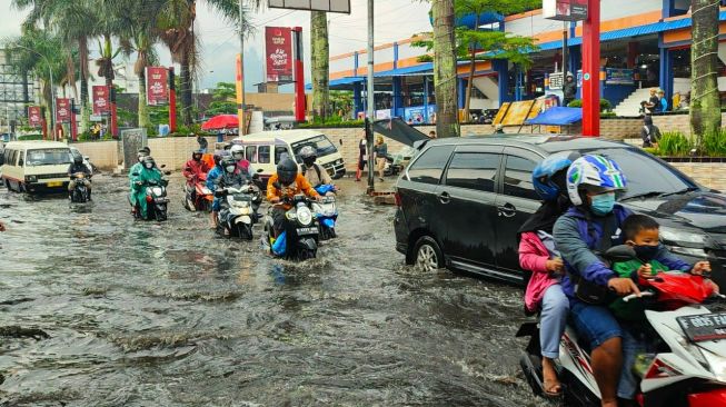 Tembok SMAN 1 Lembang Jebol Diterjang Banjir, Puluhan Komputer Rusak Parah