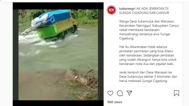 Viral! Tak Ada Jembatan, Mobil Nekat Terobos Sungai Cigadung Cianjur