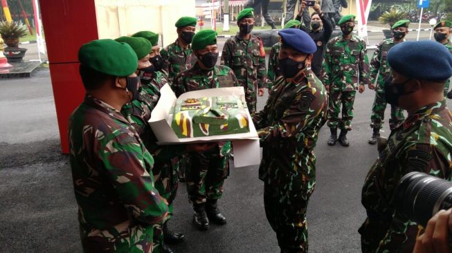 Puluhan Prajurit TNI AD Geruduk Markas Brimob Polda Jabar