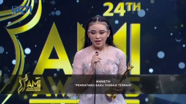 Anneth mendapat penghargaan Penyanyi Pendatang Baru Terbaik di ajang AMI Awards 2021. [RCTI+]