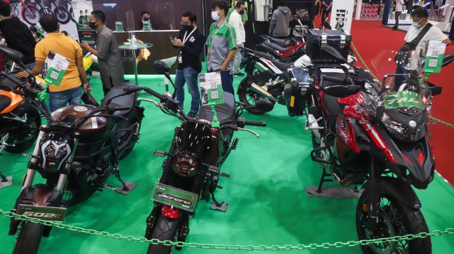 Deretan sepeda motor dari pabrikan Benelli dipamerkan selama pameran otomotif GAIKINDO Indonesia International Auto Show (GIIAS) 2021 di Indonesia Convention Exhibition (ICE) BSD, Serpong, Tangerang, Banten, Senin (15/11/2021).[Suara.com/Alfian Winanto]