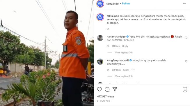 Pemotor nekat berhenti di tengah perlintasan yang terdapat dua kereta melintas bersamaan (Instagram)