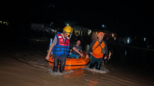 ILUSTRASI banjir bandang menerjang kabupaten Kediri. [Antara]
