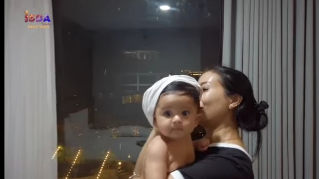 Momen Iis Dahlia Mandikan Baby Syaki. [YouTube/Isda Family]