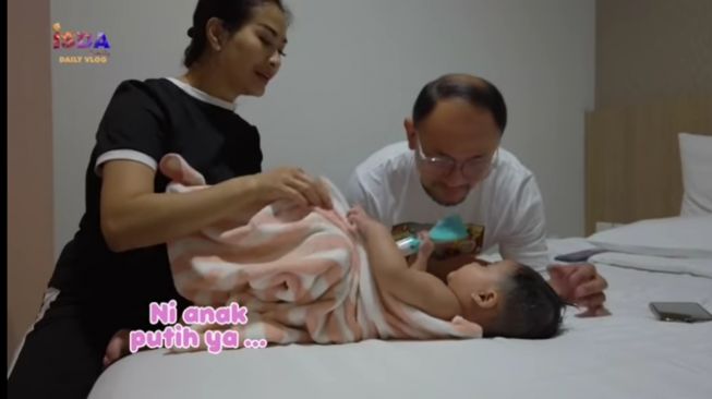 Momen Iis Dahlia Mandikan Baby Syaki. [YouTube/Isda Family]