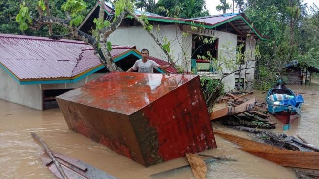Selama Banjir Sintang, Empat Jiwa Meninggal dan Dua Puluhan Ribu Warga Lainnya Mengungsi