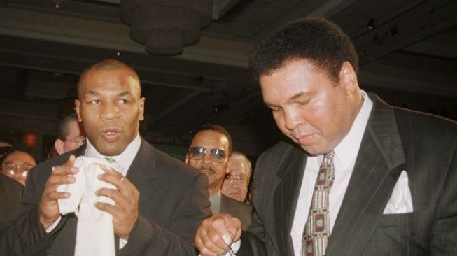 Tinju ' Si Leher Beton' Mike Tyson  Pernah Membuat Muhammad Ali Ketakutan