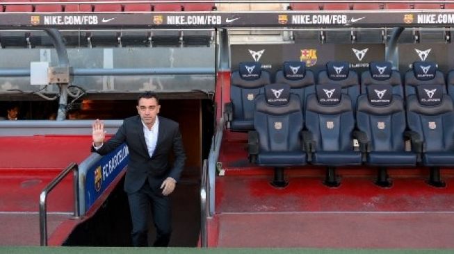 Xavi Hernandez diperkenalkan secara resmi sebagai pelatih baru Barcelona. Perkenalan tersebut digelar di Camp Nou, Senin (8/11/2021). [AFP]