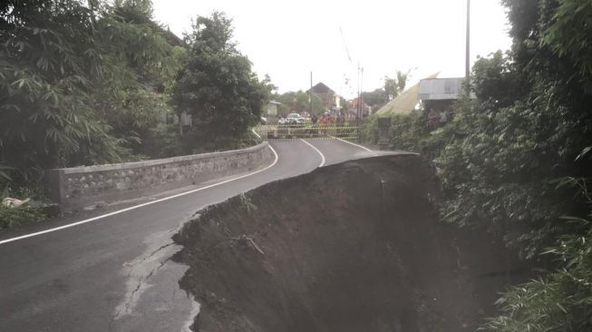 Video Detik-Detik Jalan di Gianyar Bali Ambles Viral, Saksi Sebut Sudah 3 Hari Retak