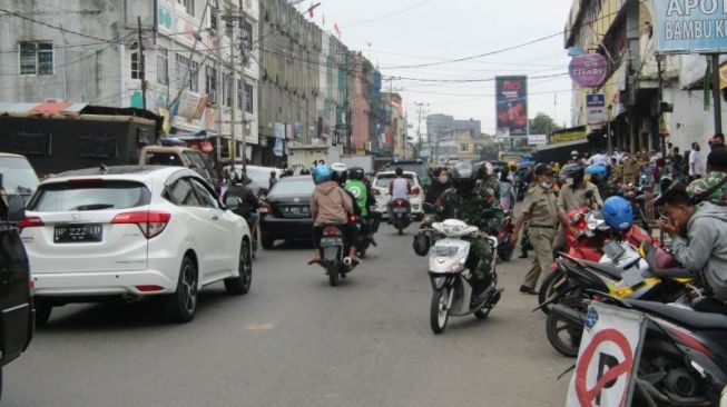 Puluhan PKL di Jalan Imam Bonjol Bandar Lampung Digusur