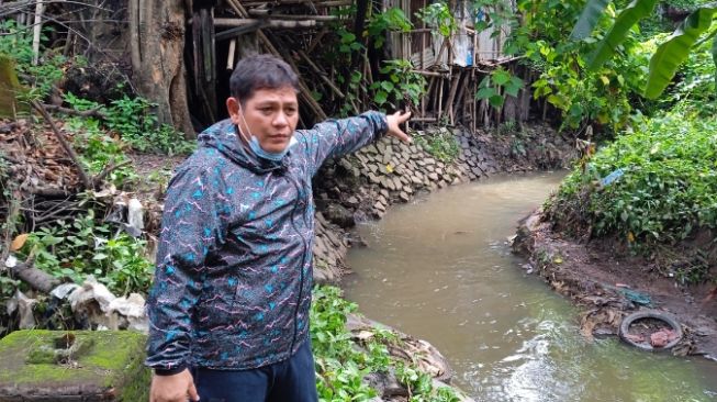 Waduh, di Bekasi Ada Kali Bercampur Minyak dan Bau Menyengat, Anggota DPRD Angkat Suara