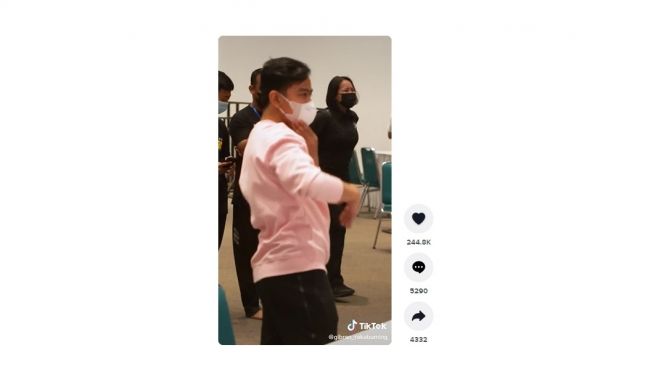 Wali Kota Solo Gibran Rakabuming saat menyaksikan aksi menggemaskan Jan Ethes berlaga di kejuaraan taekwondo. [TikTok]