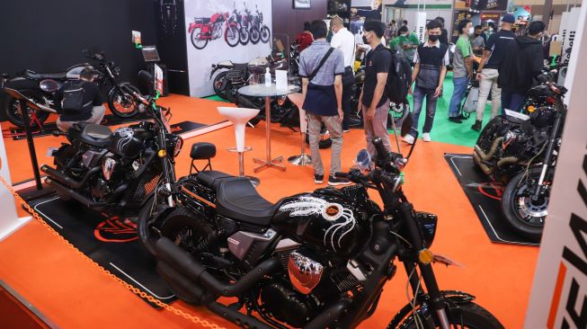 Deretan sepeda motor dari pabrikan Keeway dipamerkan selama pameran otomotif GAIKINDO Indonesia International Auto Show (GIIAS) 2021 di Indonesia Convention Exhibition (ICE) BSD, Serpong, Tangerang, Banten, Senin (15/11/2021).[Suara.com/Alfian Winanto]