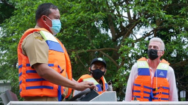 Wakil Wali Kota Tri Adhianto meresmikan See Hamster di Kali Bekasi, Senin (15/11/2021). [Dok/HUMAS]